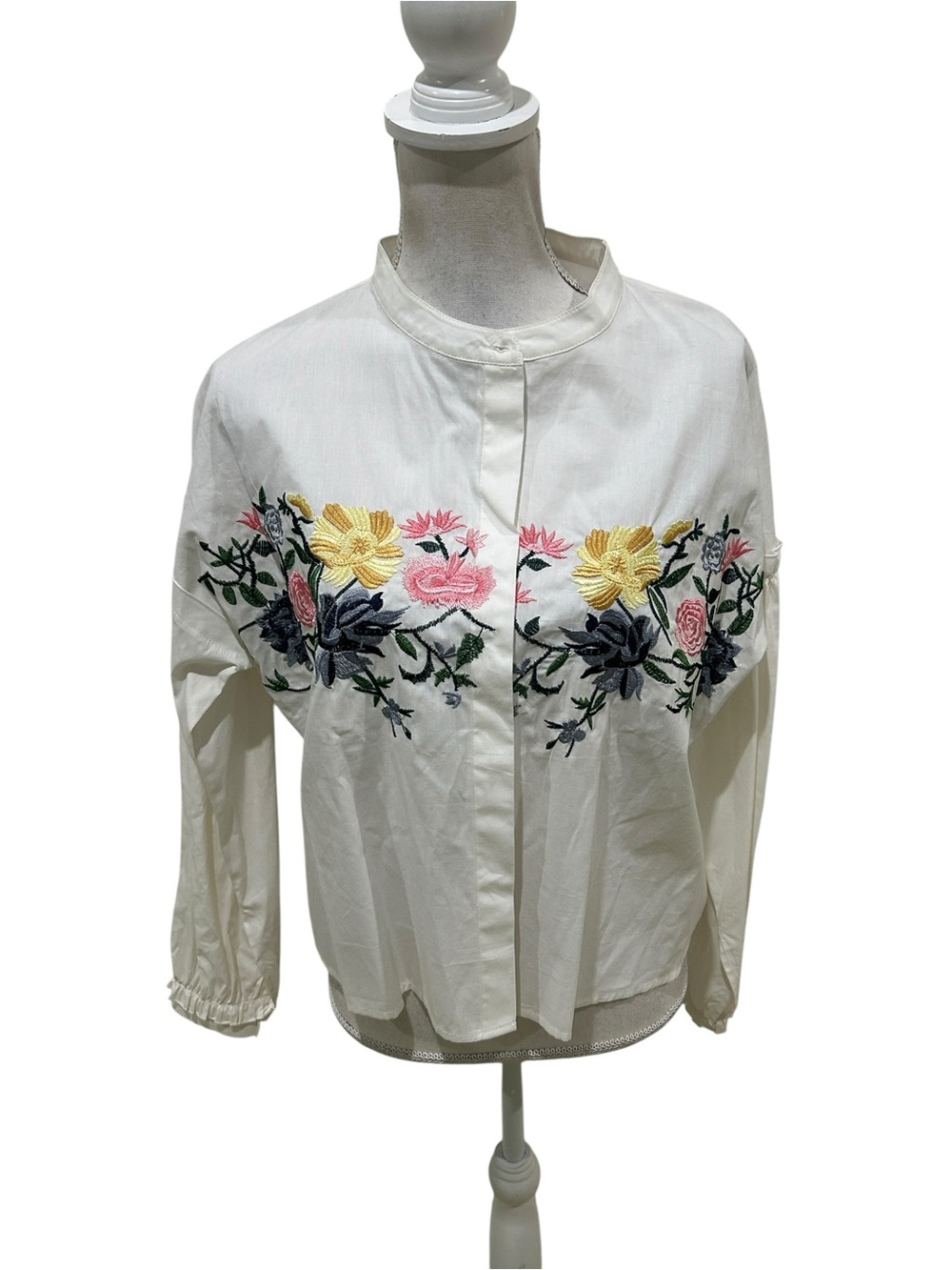 Vertigo Paris White Embroidered Floral Button-Up Blouse medium